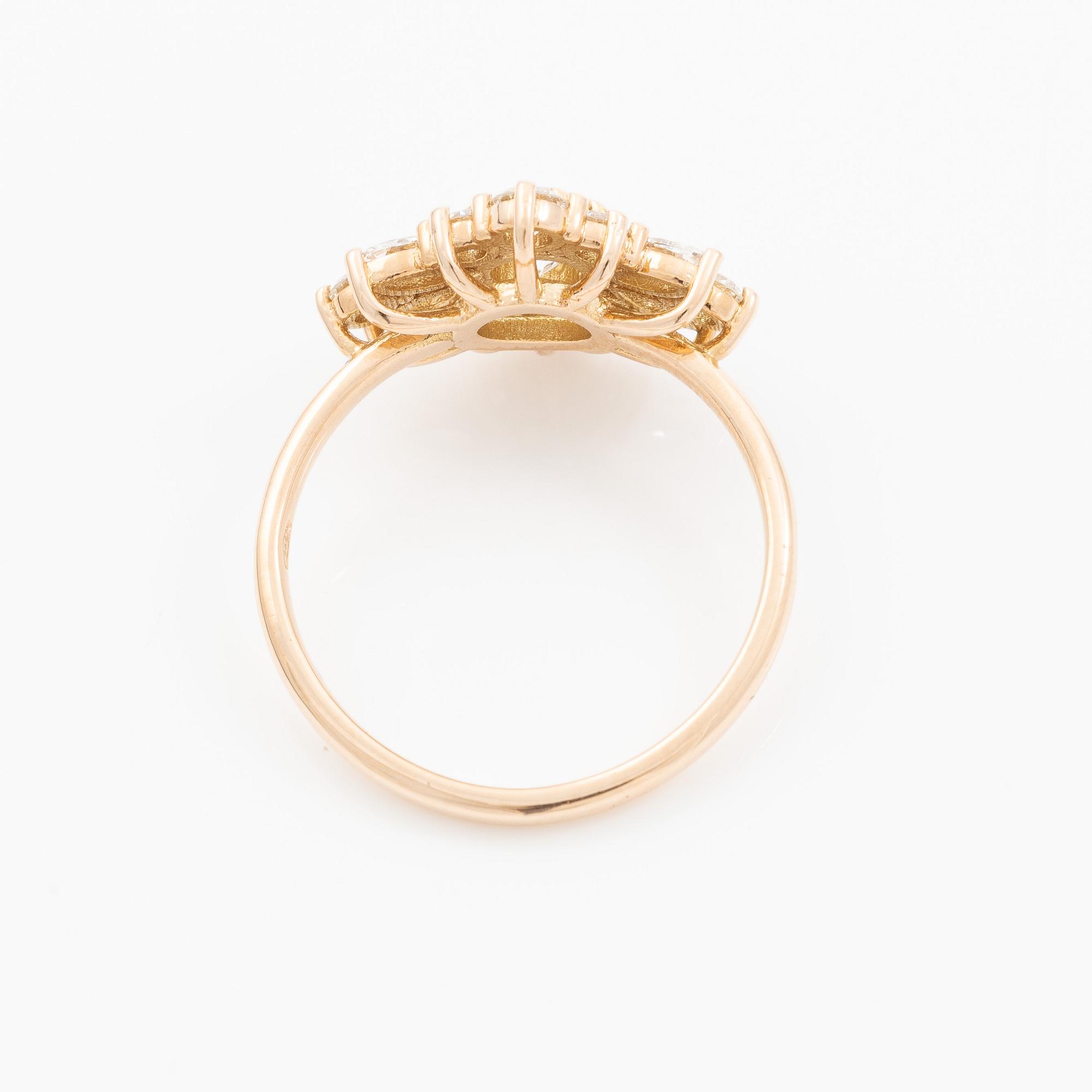 Ring 14K roséguld i form av blomma med briljantslipade och markisslipade diamanter.