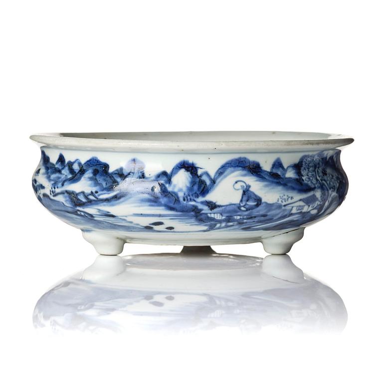 A blue and white censer, Transition, 17th century.