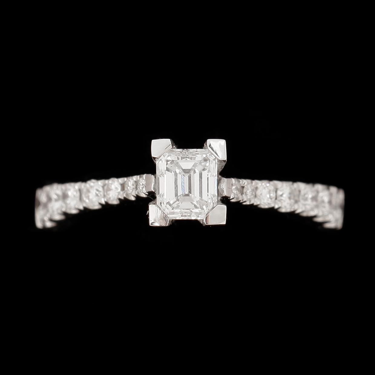 RING, 18k guld med smaragdslipad diamant ca 0,44ct samt 14 st briljantslipade diamanter tot. ca 0,26ct. Vikt ca 3,01gram.