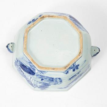 Terrin med lock, kompaniporslin, Kina, Qingdynastin, Qianlong (1736-95).