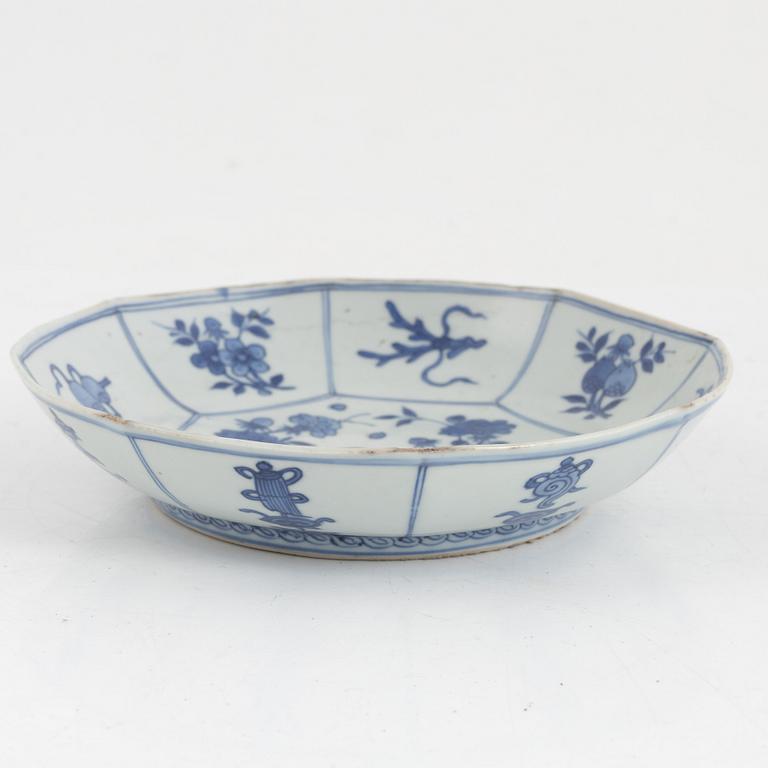 A blue and white dish, Tianqi/Chongzhen, 17th century.