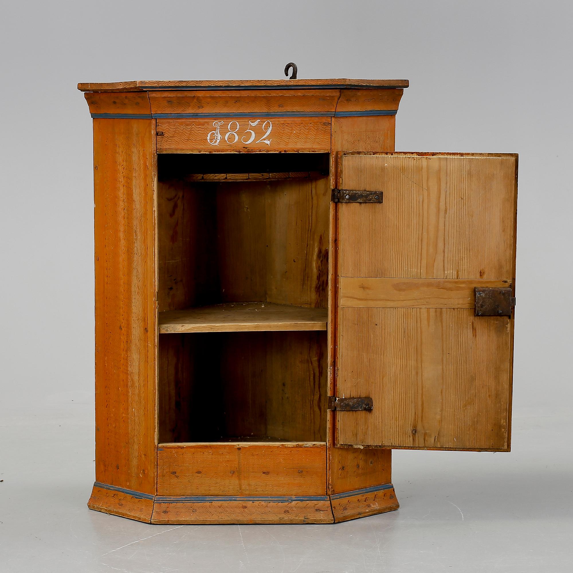 HÖRNSKÅP, allmoge, bär datering 1852.