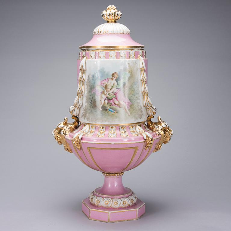 KANNELLINEN UURNA, posliinia, Sèvres-tapainen merkki, 1900-luvun alkupuoli.