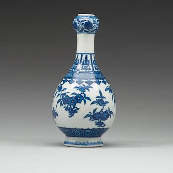 A blue and white 'garlic-head' vase, Qing dynasty, with Qianlongs mark.