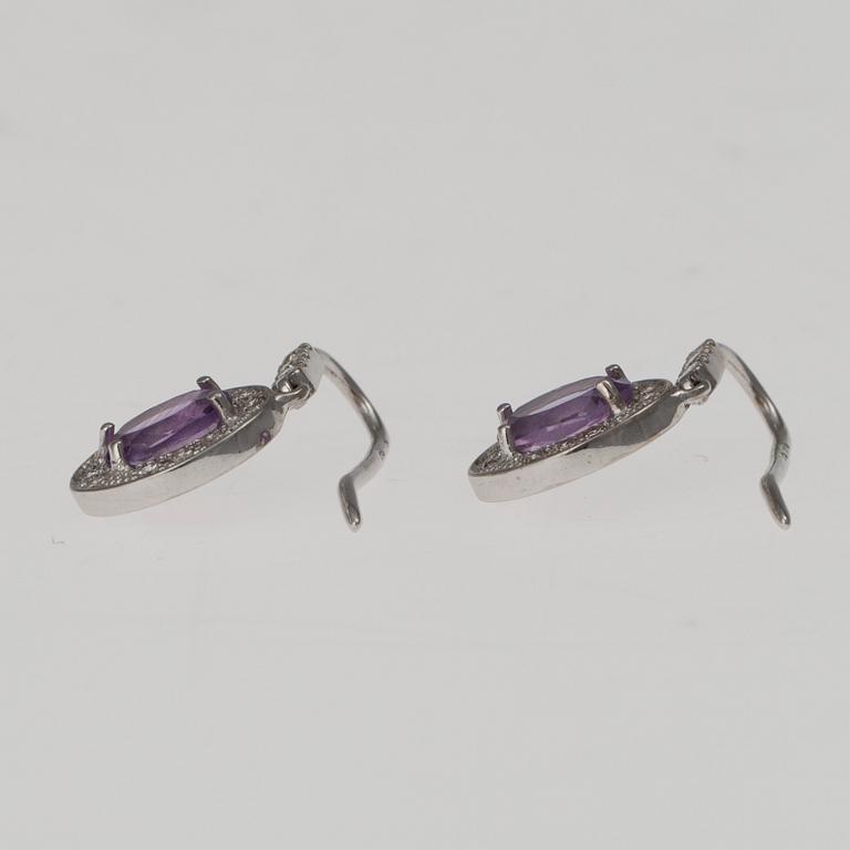 ÖRHÄNGEN, vitguld 14K, 24 st diamanter, totalt 0,40 ct, samt 2 ametister, total vikt 4,7 g.