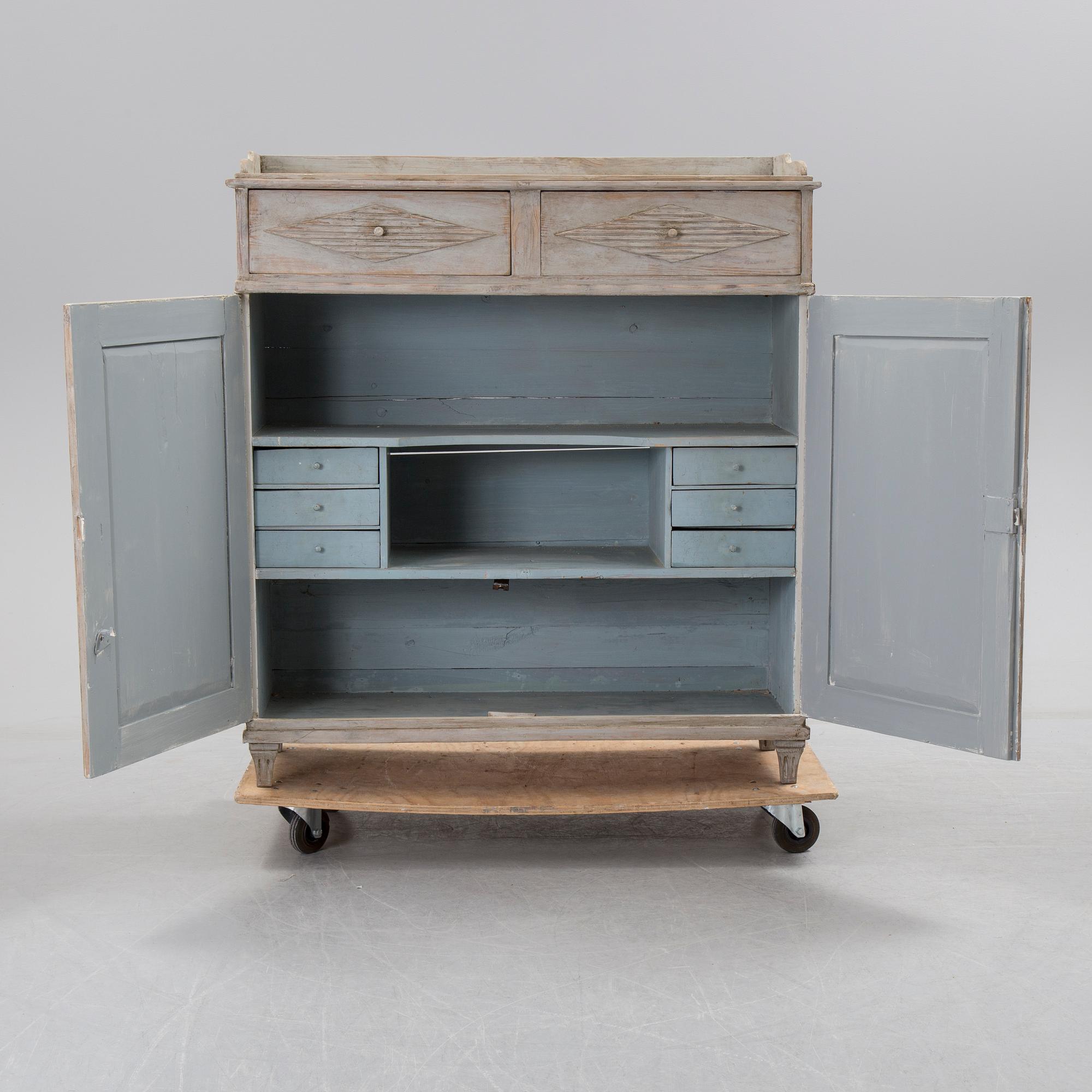 A late Gustavian cupboard from around year 1800.
