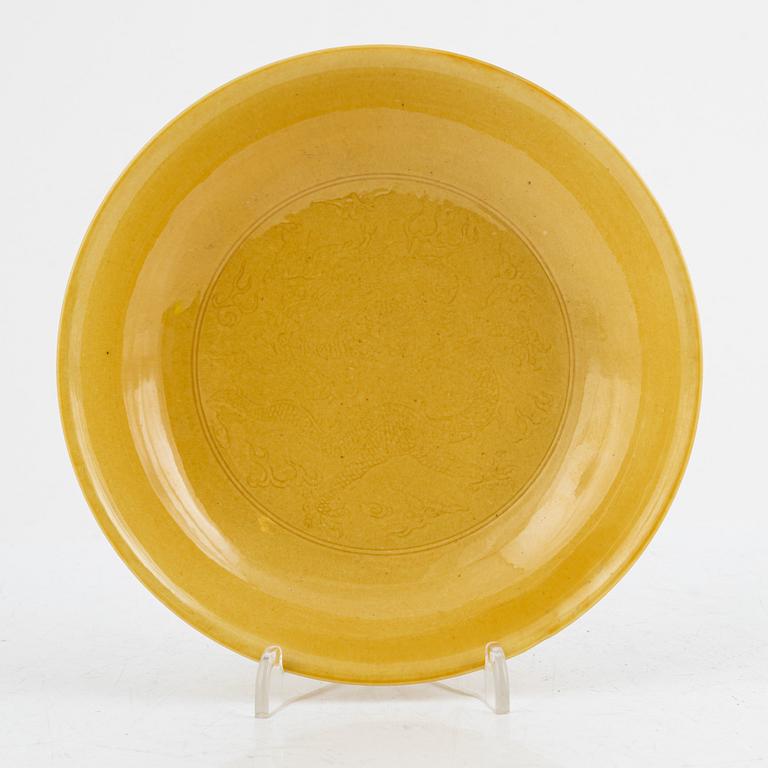 A Chinese yellow porcelain 'dragon' dish, 20th century.