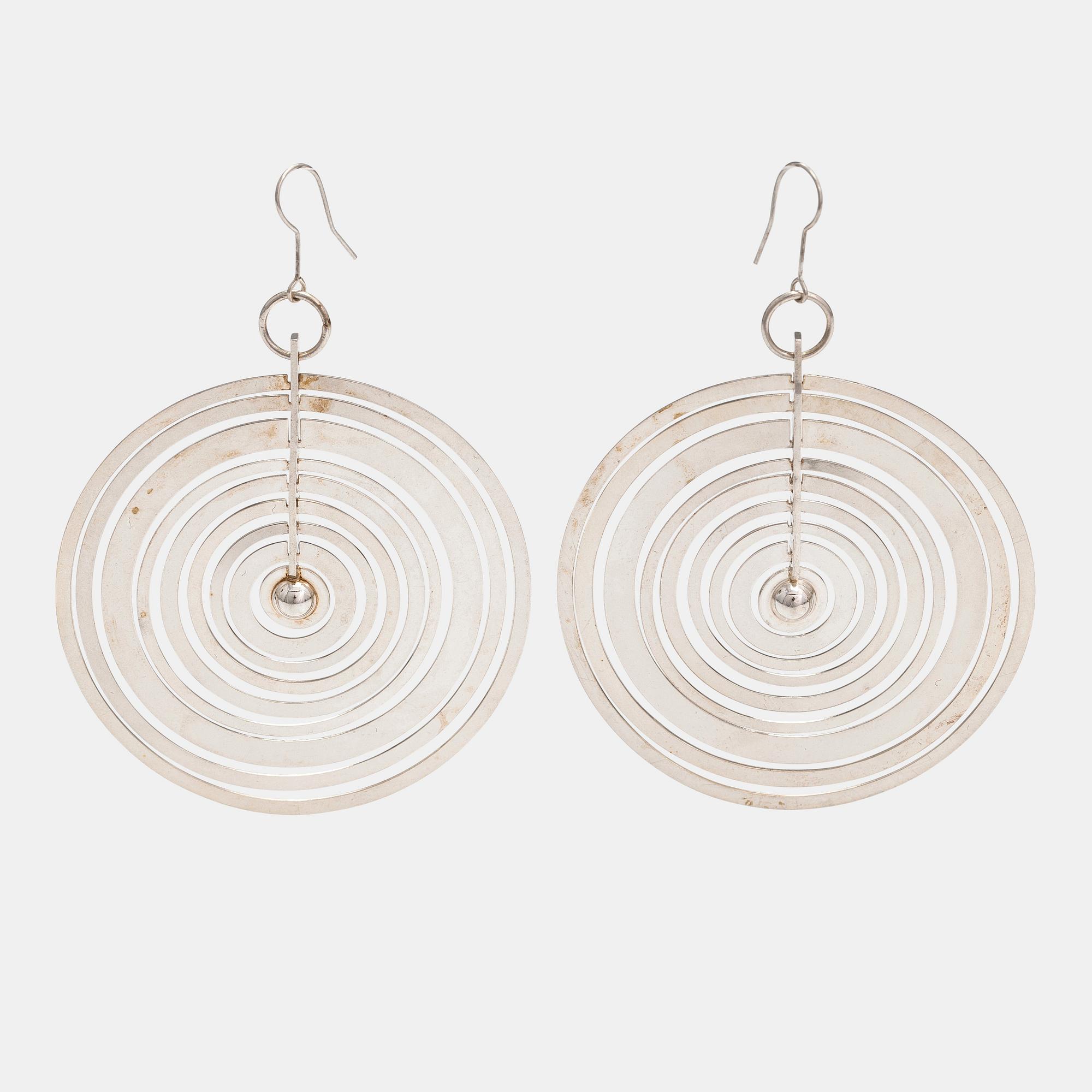 Tapio Wirkkala, A pair of sterling silver earrings "Hopeakuu". Westerback, Helsinki 1971.