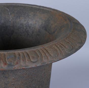 TRÄDGÅRDSURNOR, ett par, gjutjärn, 1900-tal.