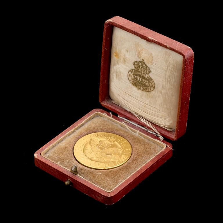 A 23 k gold medal "PALMAM
QUI MERUIT FERAT". Weight ca 21 grams.