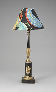 31. An Empire gilt och patinated bronze table lamp.