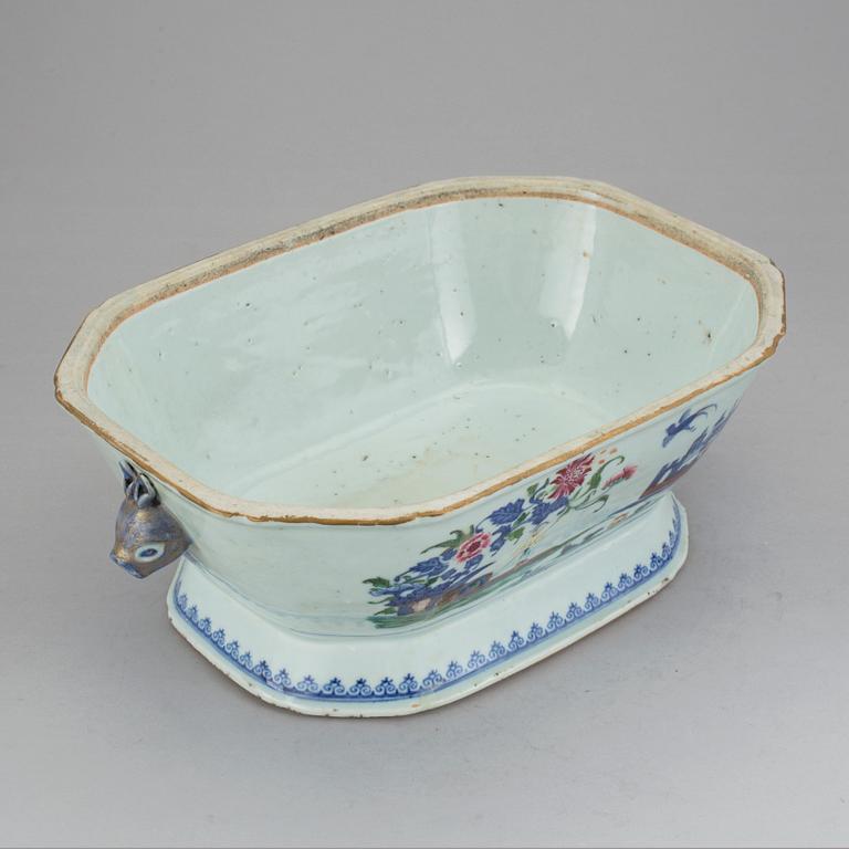 A clobbered, blue and white tureen, Qing dynasty, Qianlong (1736-95).