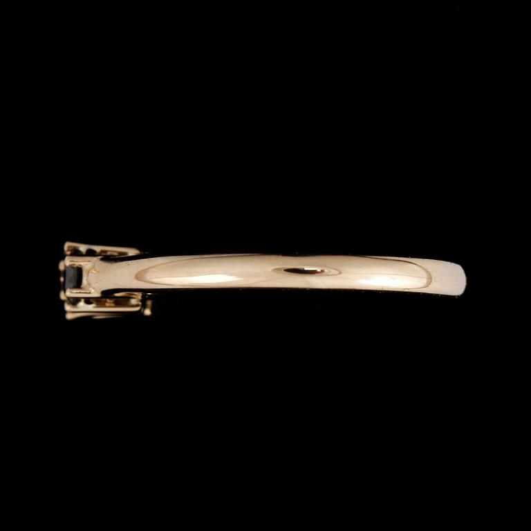 RING, 14k guld med diamant 0,18ct och färgade svarta diamanter tot 0,24ct. Vikt ca 2,29 gram.
