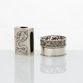 Askar med lock, två stycken, tändstickshållare och coaster, silver. Kina, olika mästarstämplar, 1900-tal.
