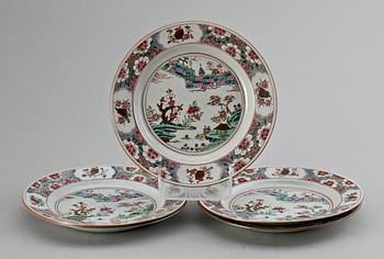 TALLRIKAR, 5 st porslin. Qingdynastin, Qianlong 1736-95.