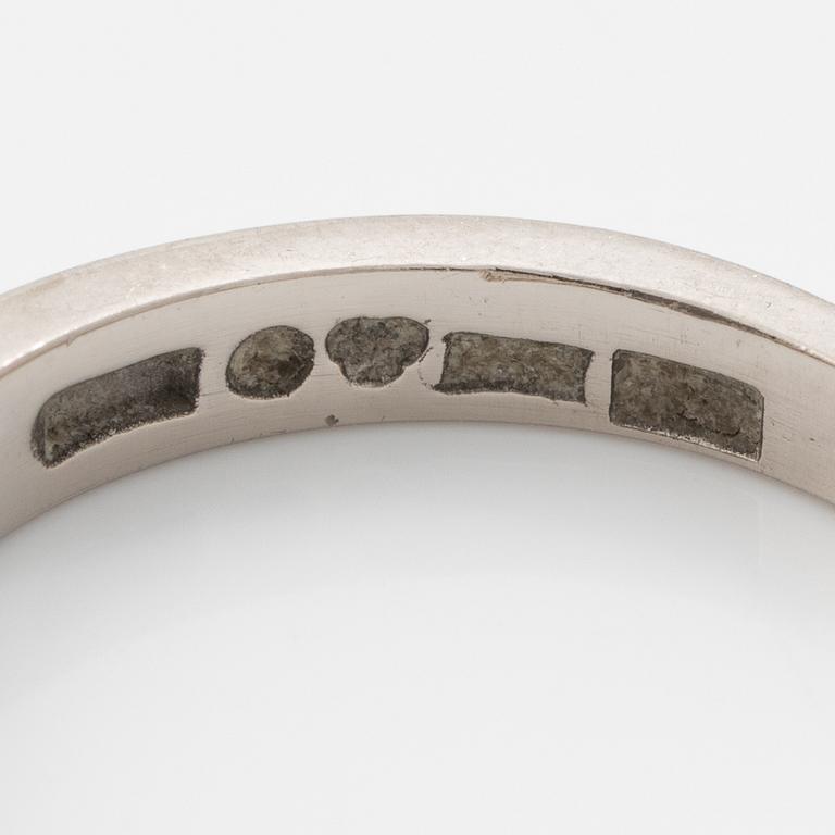 Ring in 18K white gold with brilliant-cut diamonds.
