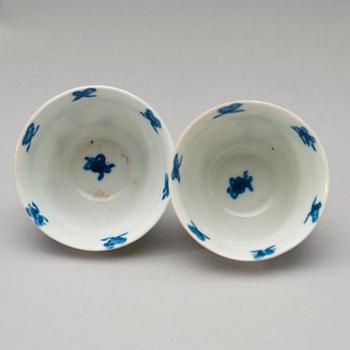 KOPPAR med FAT, ett par, porslin. Qingdynstin Kangxi (1662-1722). Märke och period.