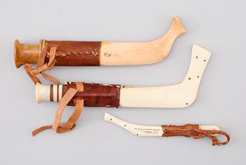 SAMEKNIVAR, 3 st, ben, trä och läder, 1900-talets mitt.