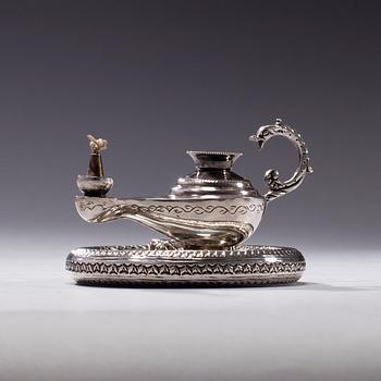 OLJELAMPA och FAT, silver, Egypten, finska kontrollstämplar, 1963. Total vikt 166,4 g.