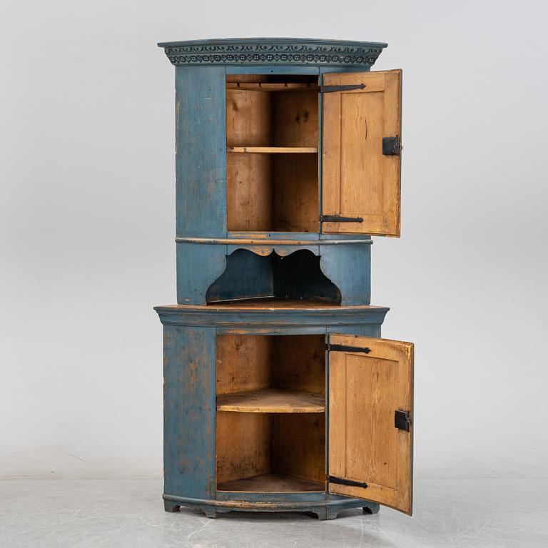 A painted Swedish corner cabinet, Hälsingland, dated 1831.