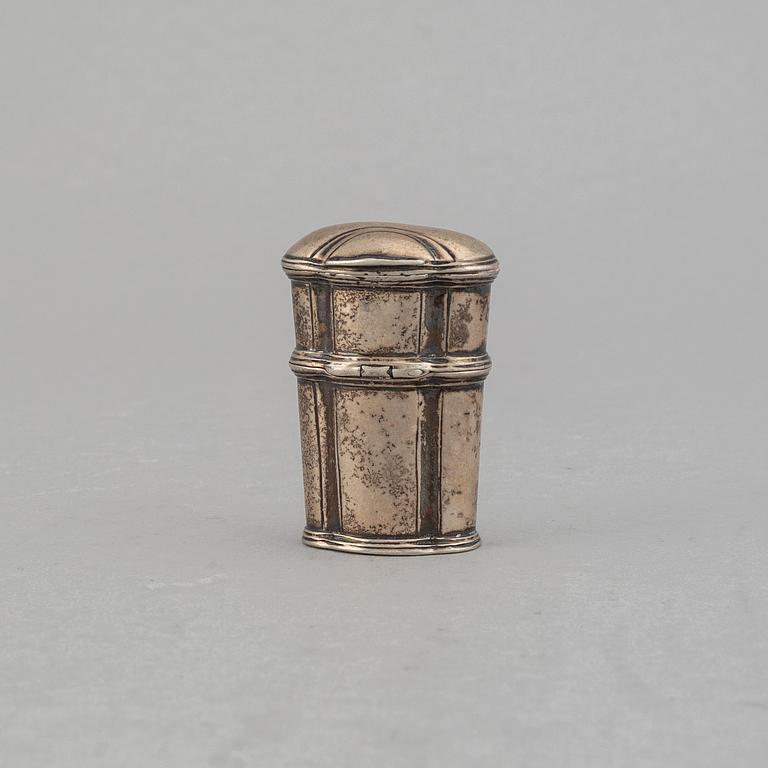 A silver snuff box, 18th century.