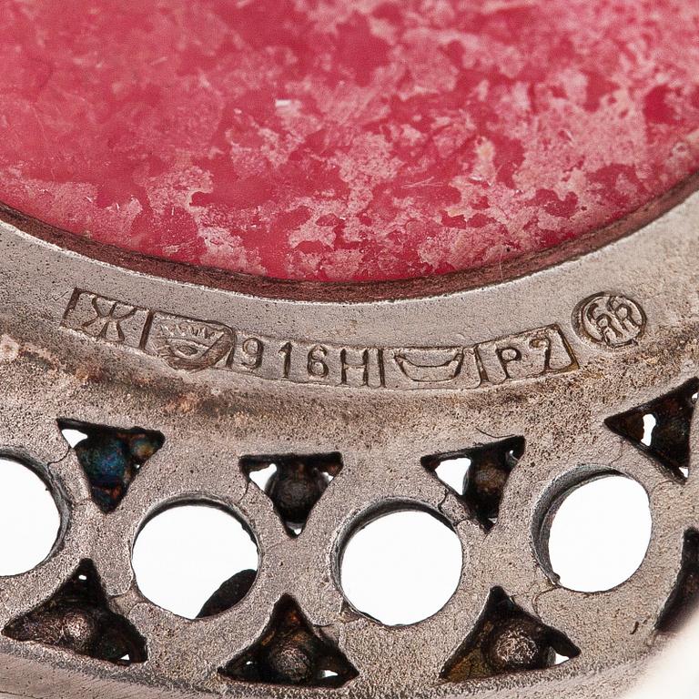 Kai Lindström, Brosch, ring och örhängen, silver, granit. Kalevala Koru, Helsingfors 1968.