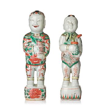 1075. Figuriner, två stycken, porslin. Qingdynastin, Kangxi (1662-1722).
