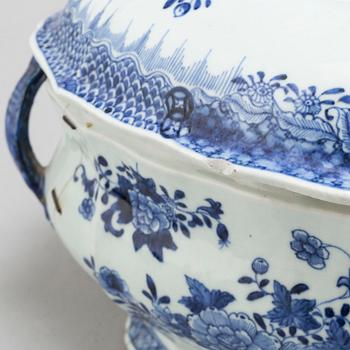 A large blue and white export porcelain tureen with cover, Qing dynasty, Qianlong (1736-95).