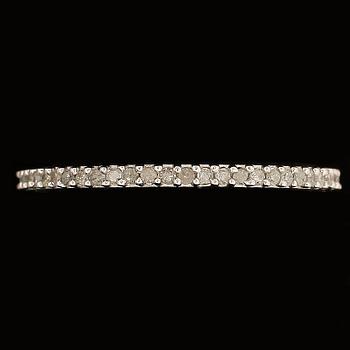 RING / HELALLIANSRING, 14 karat vitguld med mindre briljantsliapde diamanter tot ca 0,3 ct.