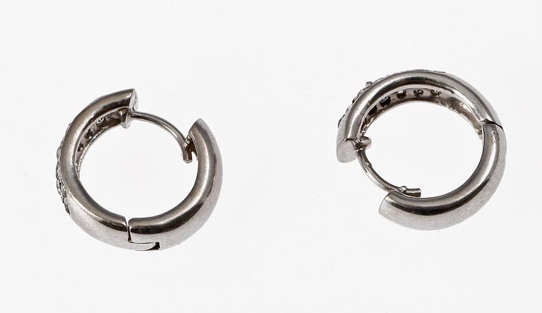 EARRINGS, 14 K white gold with brilliant cut diamonds, tot 1.14 ct.