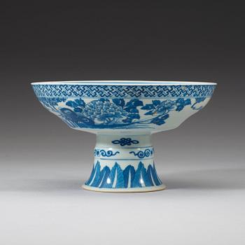 STEMCUP, porslin. Qing dynasti 1800-tal med Kangxis fyra karaktärer i underglasyrblått.