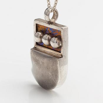 Nanny Still, Halsband, sterlingsilver, titan. Kultakeskus, Tavastehus 1976.