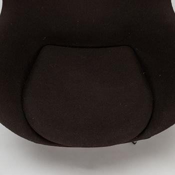 Arne Jacobsen, fåtölj med fotpall "Ägget" för Fritz Hansen 2011.