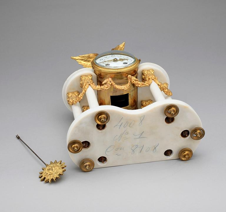 BORDSPENDYL, Louis XVI-stil, 1900-talets början.