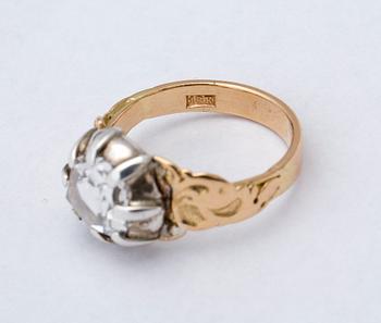 RING, 18 k guld samt vitguld med rosensten ca 0.50 ct. Vikt ca 3,4 g.