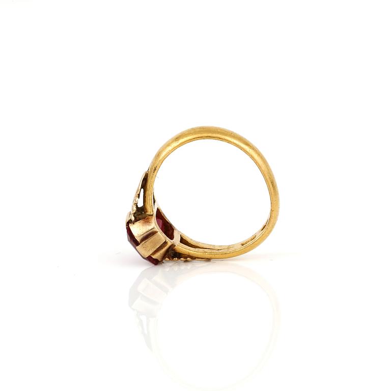 RING, 23K guld med syntetisk rubin, ca 3,33 ct, 1906. Total vikt ca 5,76 g.