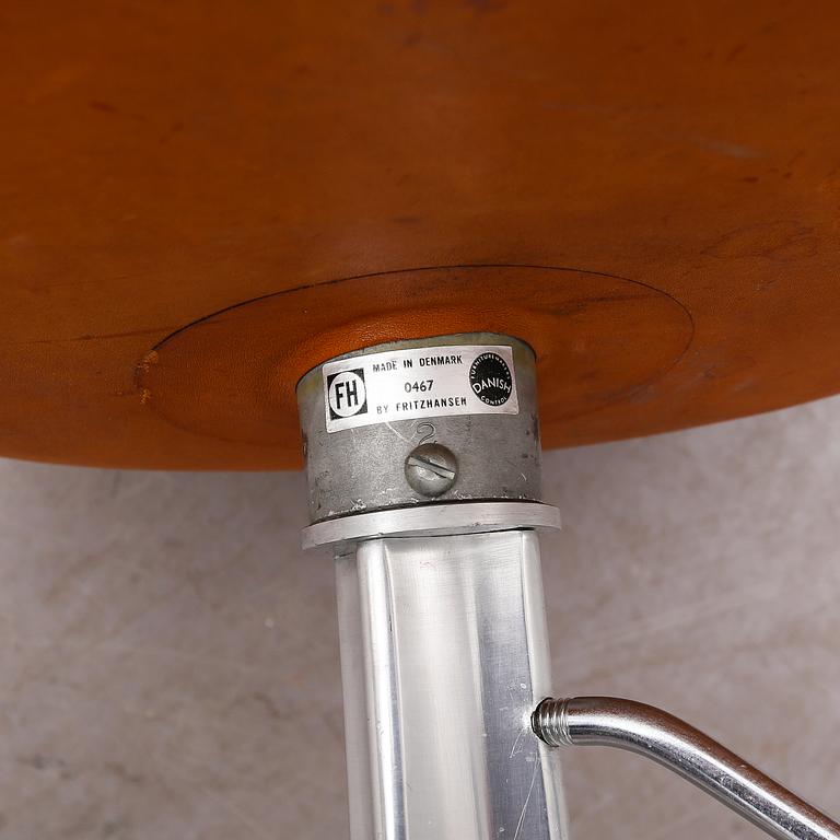 FÅTÖLJER, 1 par, "Svanen", Arne Jacobsen för Fritz Hansen, 1900-talets mitt.