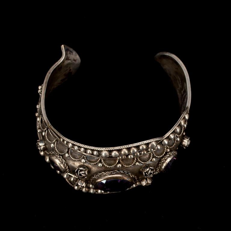 ARMRING, silver samt fasettslipade ametister. 1900-talets hälft. Vikt 37,5 g.