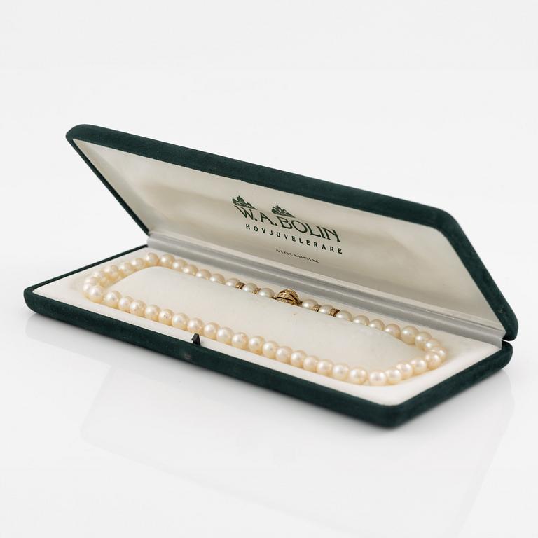 Necklace of cultured pearls, clasp in 18K gold set with eight-cut diamond and dividers with round brilliant-cut diamonds.
