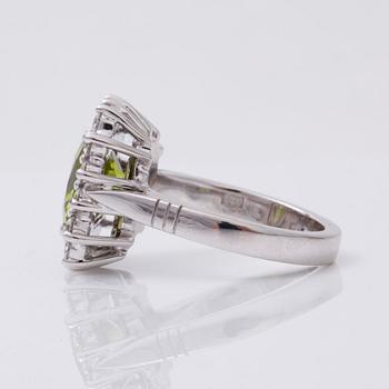 RING with peridot, circa 4.30 cts, and brilliant-cut diamonds. Total carat weight of diamonds circa 0.65 ct.