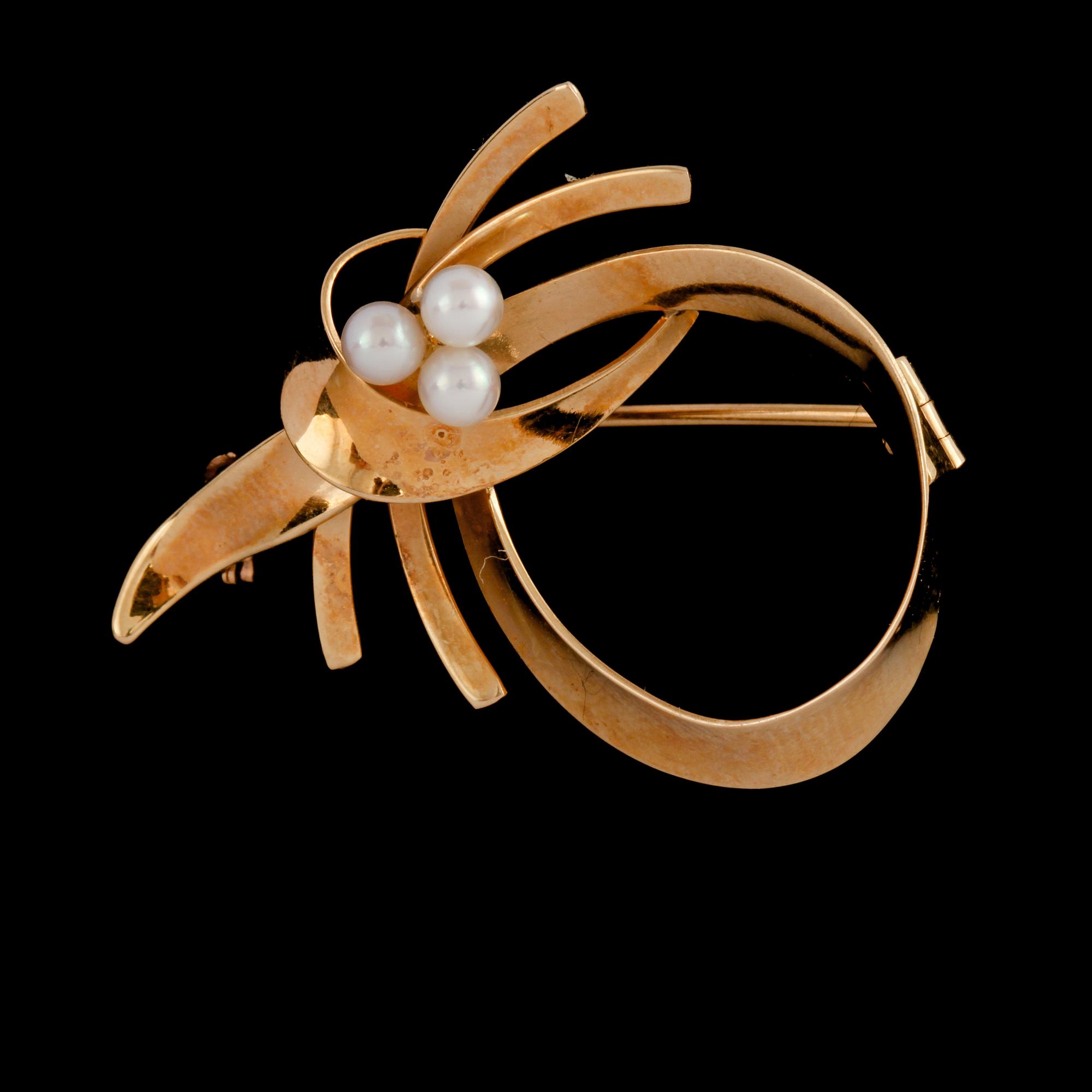 BROSCH, 18k guld med 3 odlade pärlor, troligtvis Guldvaruhset, Stockholm, 1965. Vikt 2,7 g.