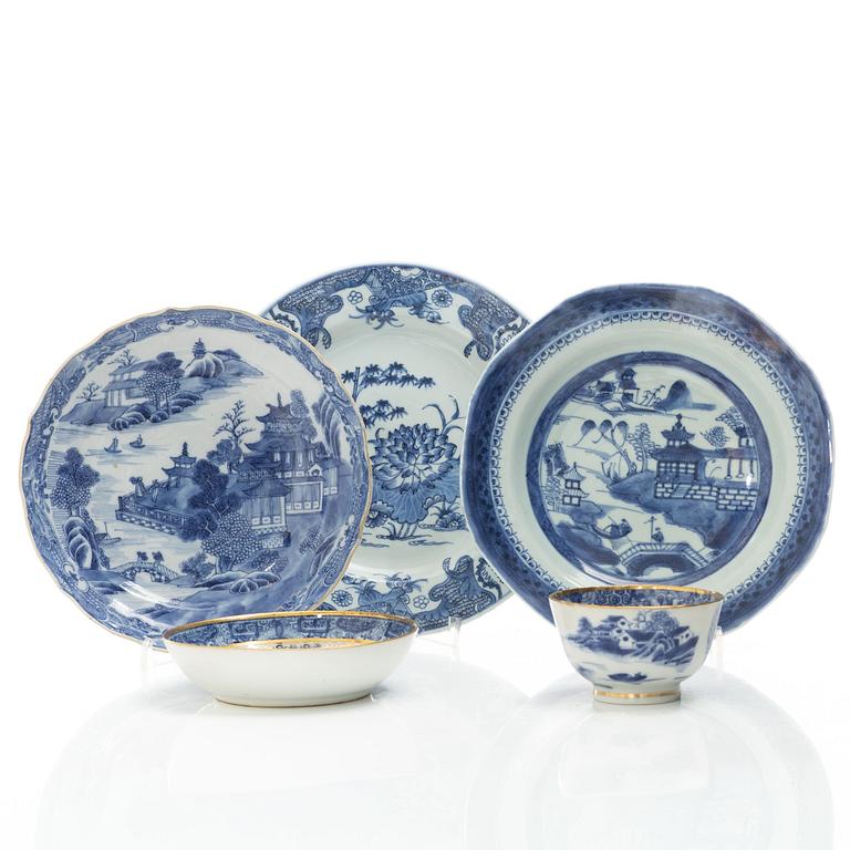A set of four Chinese export porcelain parts, Qing dynasty, Qianlong (1736-95) and Jiaqing (1796-1820).