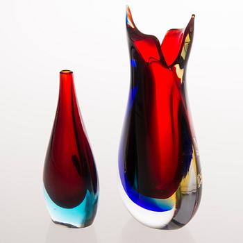 KONSTGLAS, 2 st, Murano, ena signerad Luigi Onesto, etikettmärkt Vetreria Artistica Oball. 1900-talets senare hälft.