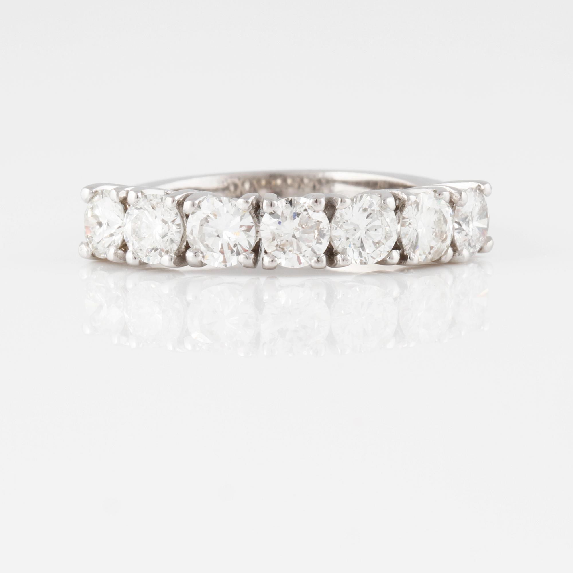 RING, 18K vitguld med 7 briljantslipade diamanter ca 1.50 ct. Vikt 4,7 gram.