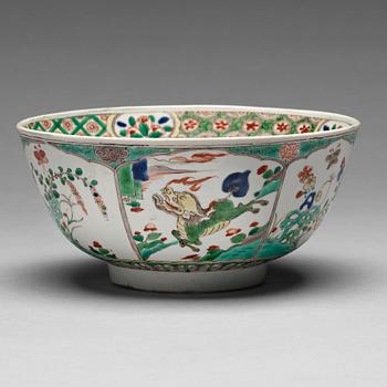 139. A famille verte bowl, Qing dynasty, Kangxi (1662-1722).