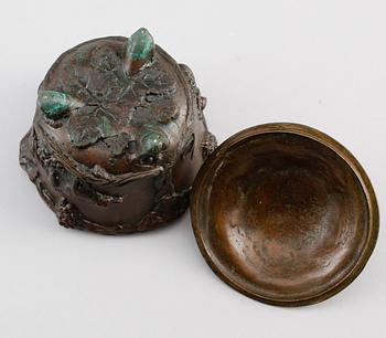LOCKSKÅL, brons, omkring år 1900.