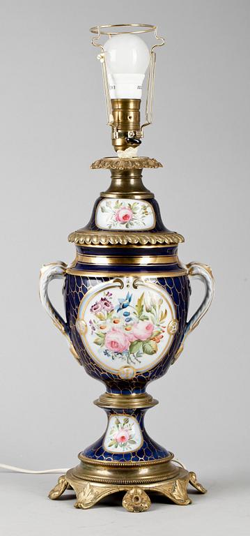 BORDSLAMPA, mässing och porslin, 1800-talets slut.