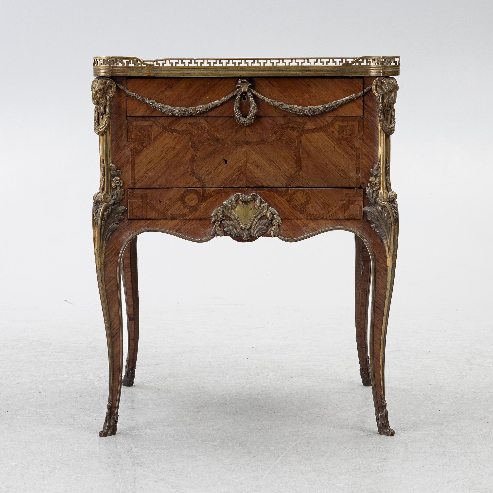 Skåp, Louis XV-stil, omkring år 1900.