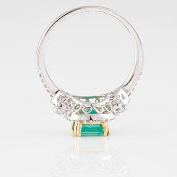 RING, 18K vitguld med briljantslipade diamanter ca 0.30 ct samt smaragdslipad smaragd ca 1.15 ct. Vikt 3,1 gram.