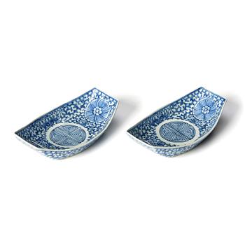 1116. A pair of blue and white dishes, late Qing dynasty, 19th century.